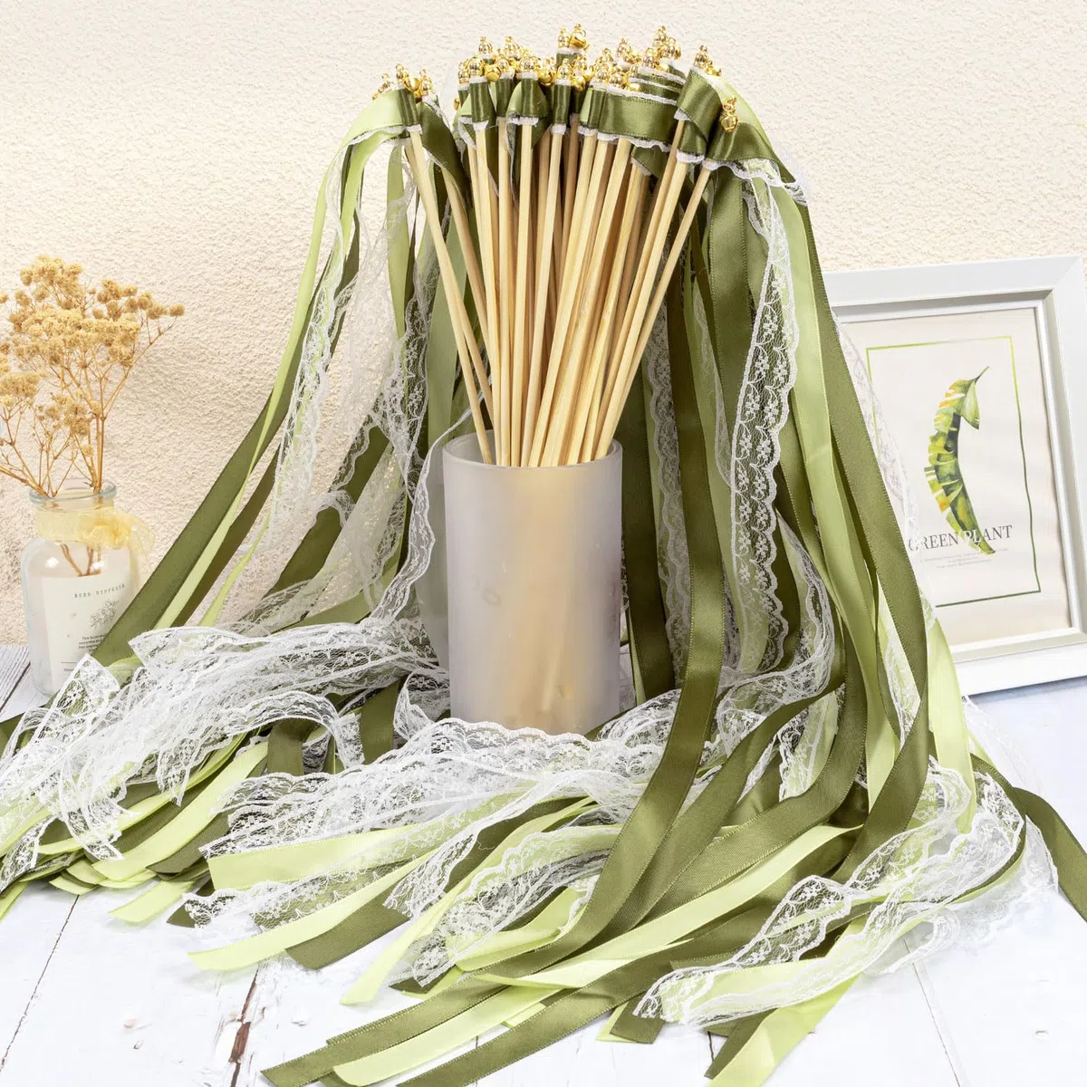 50 Stück Wedding Wands, Wedding Wands Sitzplan Hochzeit Luftschlangen mit Groß Glöckchen und Hochzeitsbändern, Zauberstäbe Seidenfeenstab für Hochzeiten, Geburtstage,Feiertagsfeiern (Grün)