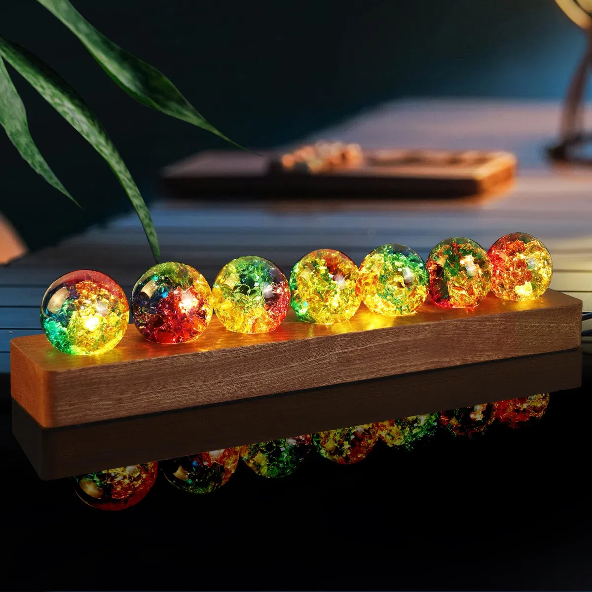 LOSCHEN 7 Bunte Crackle-Kugeln mit LED-Sapele-Holzsockel, dekorative Eiskrackle-Kugeln mit positiver Energie, Set mit natürlichen Heilkugeln für Zuhause, Yoga, Meditation und Geschenke