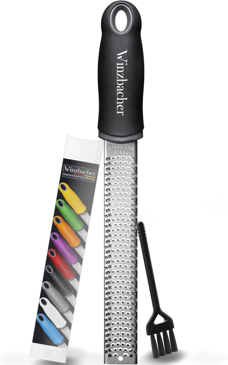Winzbacher - Premium Zester Reibe I Parmesanreibe, Zitronenreibe, Muskatnuss Reibe, Ingwerreibe I rasiermesserscharfe Edelstahl Klinge I Spülmaschinenfest I inkl. Schutz & Reinigungsbürste