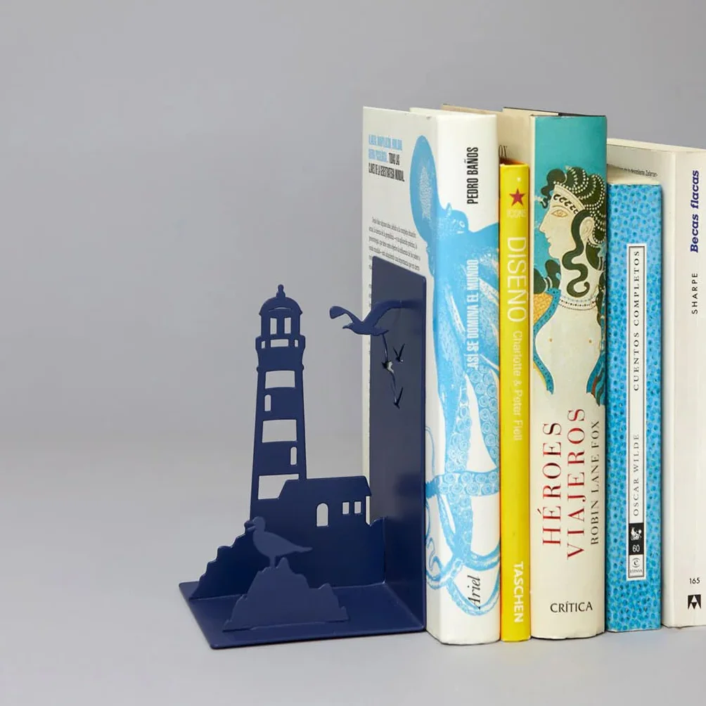 Balvi Buchstützen Lighthouse Farbe Blau Klassischer Ausblick auf die Küste: Leuchtturm und Möwen Meta