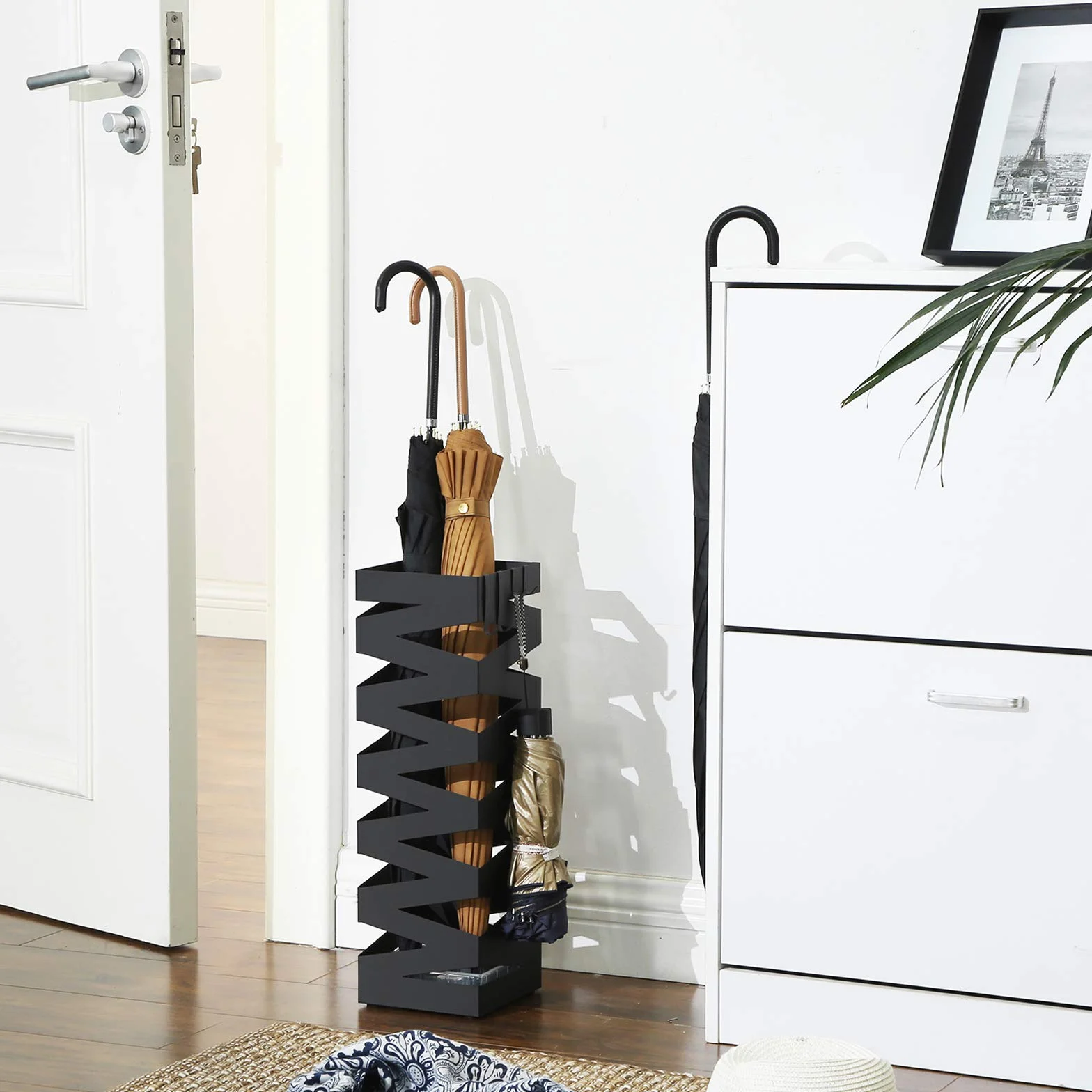 SONGMICS Regenschirmständer aus Metall, Schirmständer, quadratisch, 4 Haken und eine herausnehmbare Wasserauffangschale, 15,5 x 15,5 x 49 cm, schwarz LUC16B