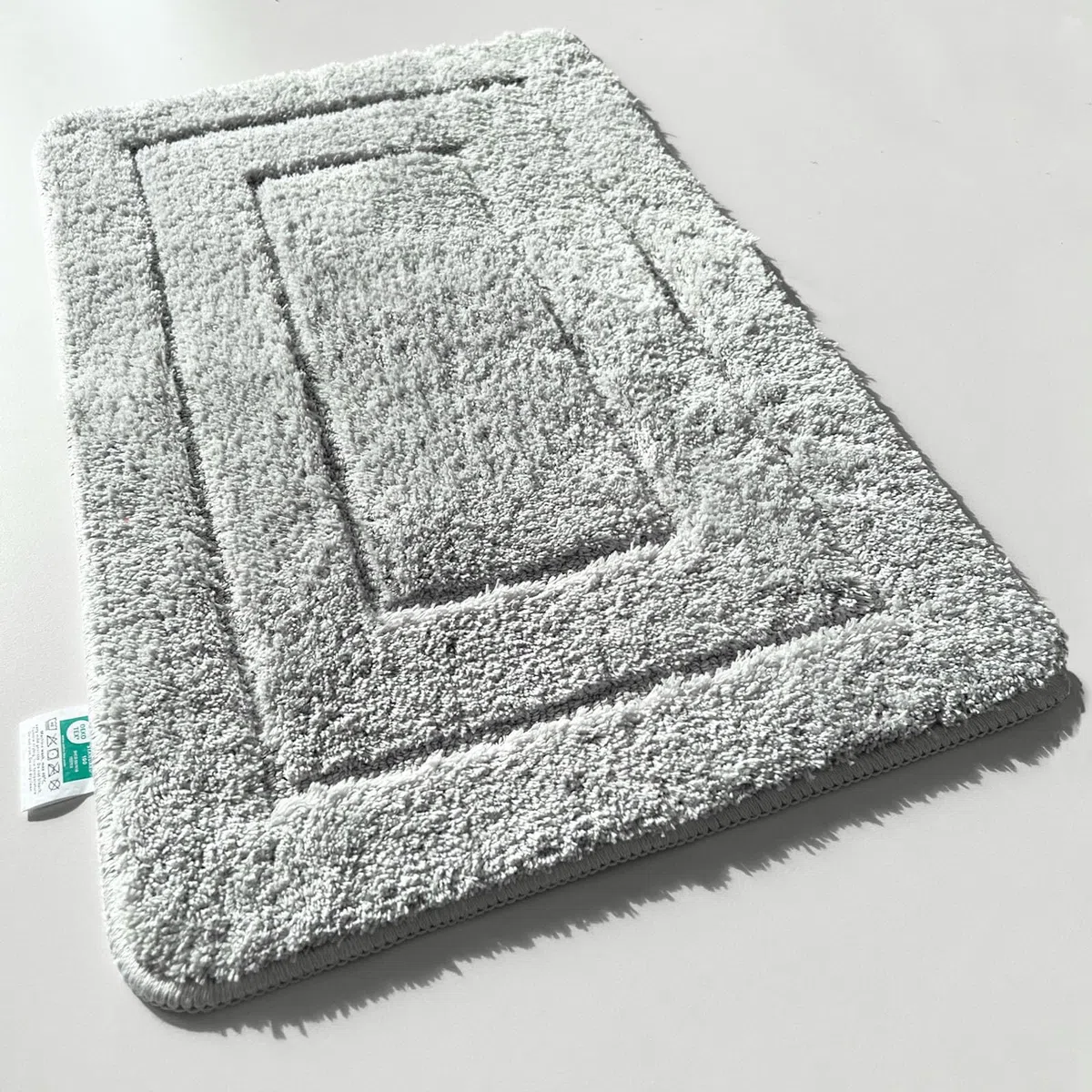 KARAT Badteppich Atlantis - extra flauschig & schnelltrocknend - Badezimmerteppich mit rutschsicherer Rückseite - Badematte Duschvorleger (70 x 120 cm, Silbergrau)