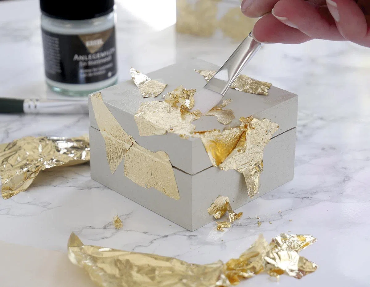 KREUL 99401 - Blattmetall, 14 x 14 cm, 6 Blatt, für hochglänzende, metallische Effekte, zum Veredeln vomn Holz, Glas, Papier, Leinwand, Karton, Styropor, Kunststoff, Wachs, Keramik und viele mehr