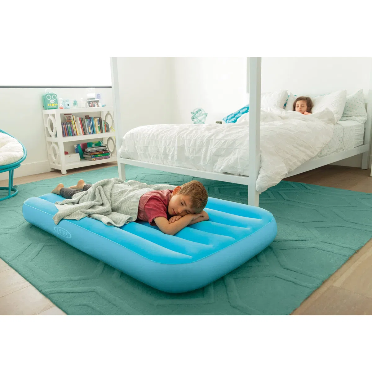 Intex 66803EP Cozy Kidz Aufblasbare Luftmatratze: Fiber-Tech – samtig weiche Oberfläche – Tragetasche im Lieferumfang enthalten – Farbe kann variieren – 87,6 x 157,5 x 17,8 cm