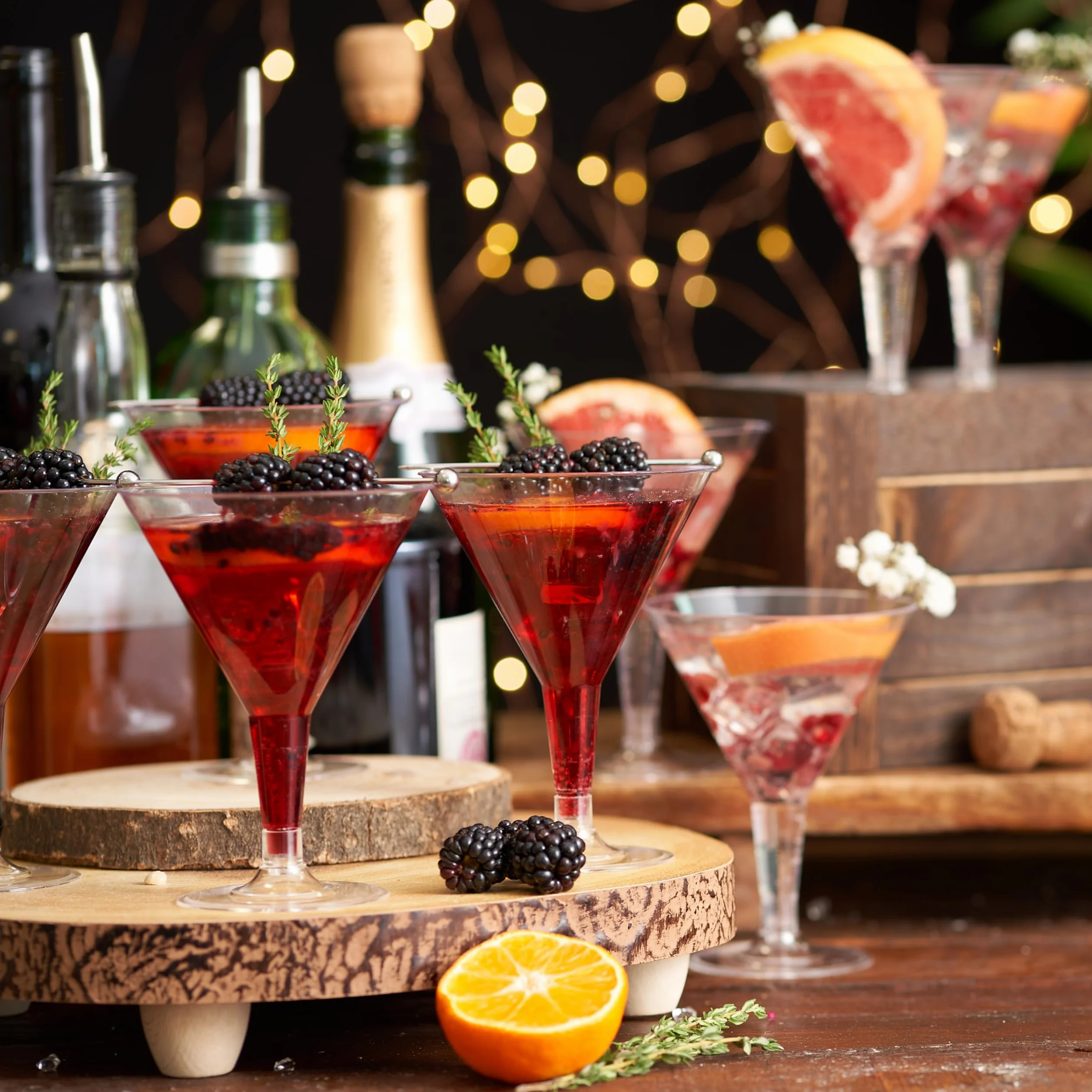 MATANA 24 Plastik Cocktailgläser, Martini Gläser Kunststoff, 210ml - Wiederverwendbar - Mehrweg Plastikbecher - Margarita Gläser, Cocktail Becher für Partys, Geburtstagen, Hochzeiten