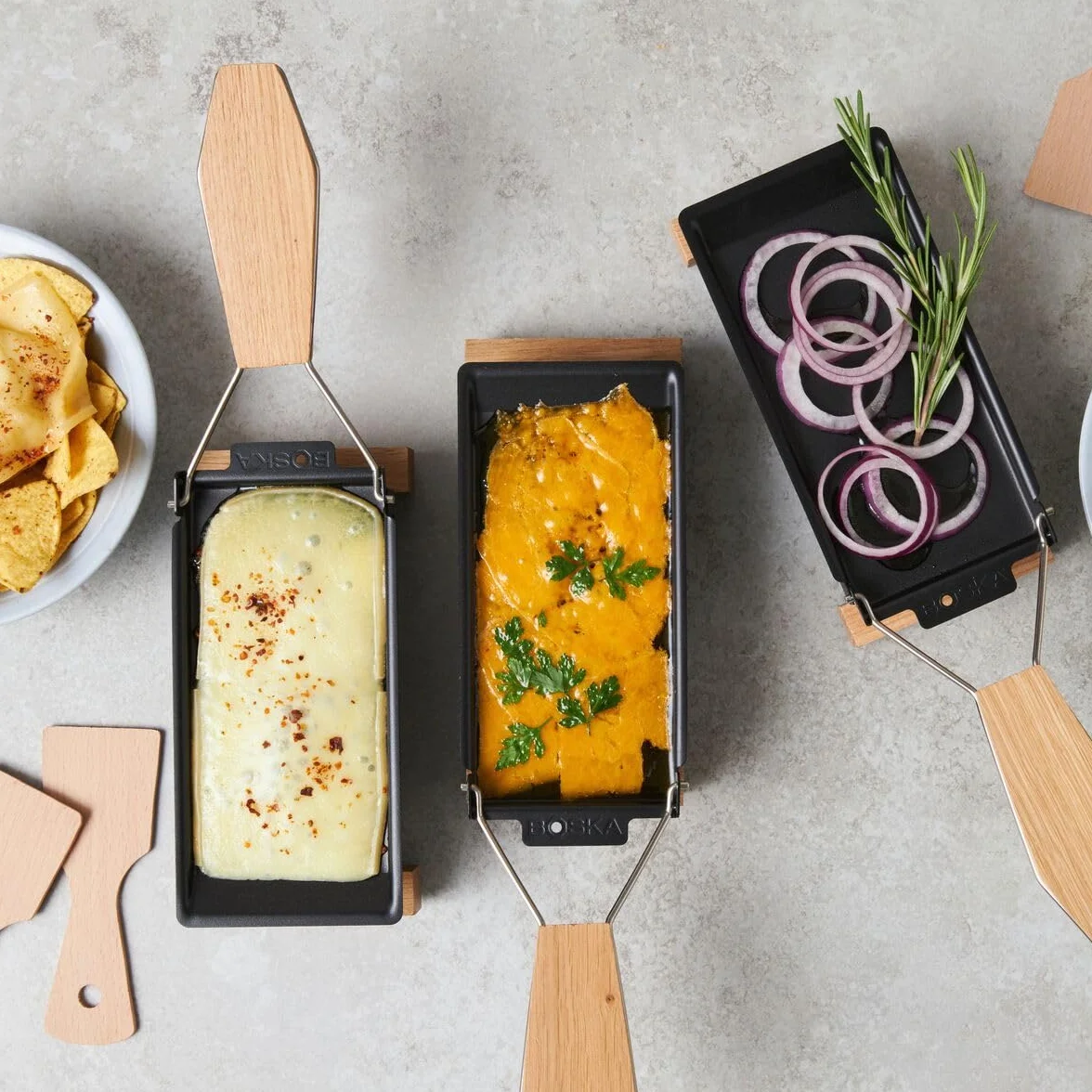 Boska Raclette 2 Personen Oslo - Mini raclette für Zwei Teelichter - Charakteristisch Holz mit Spachtel [Verleih Leckereien mit Geschmolzenem Käse oder Gegrilltem Gemüse] [Antihaftbeschichtung]