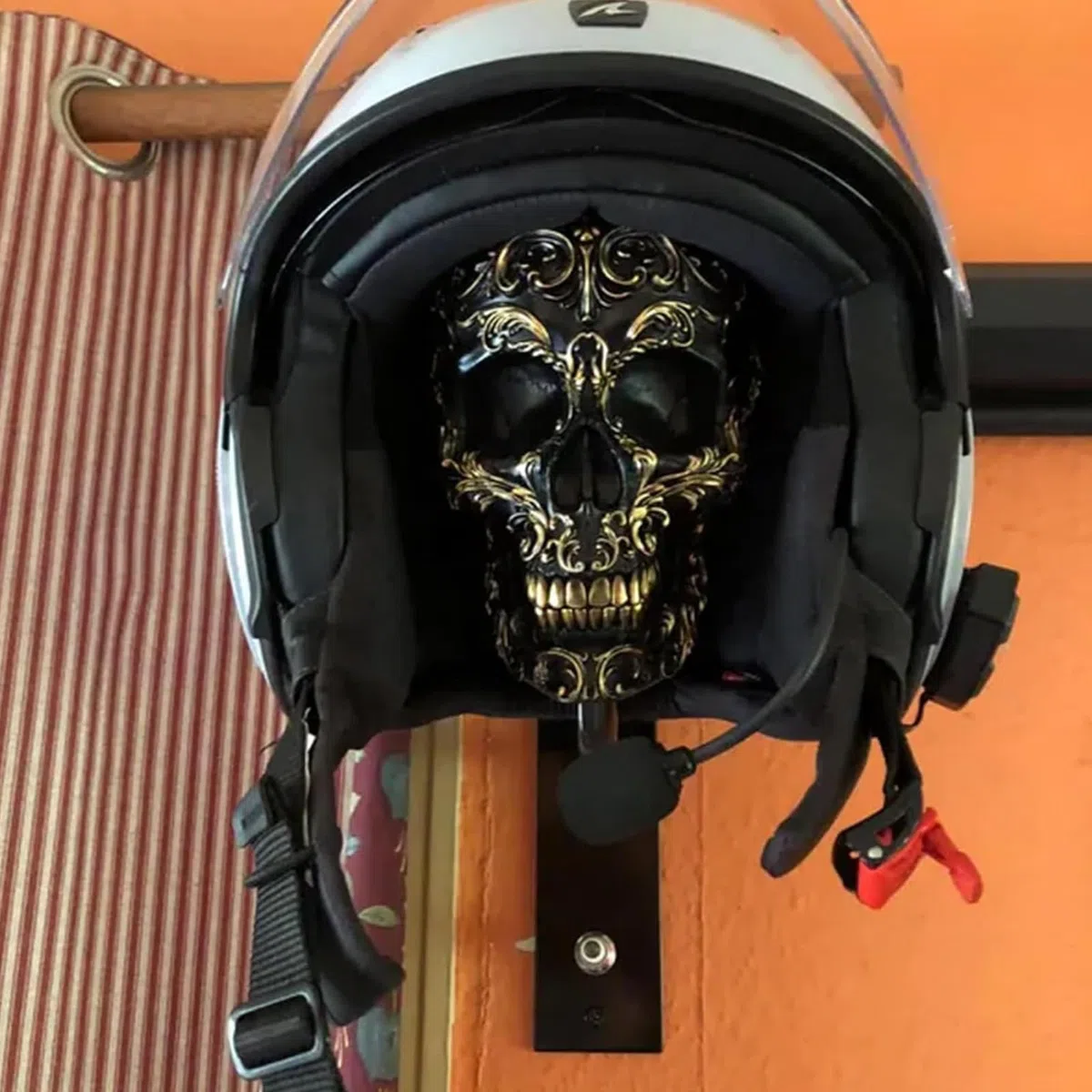 Motorradhelm-Totenkopf-Halter, Wandmontage-Helm-Aufbewahrungsständer, Kunstharz-Handwerk-Totenkopf-Helmständer für Mäntel, Mützen, Basebälle und Rugby-Helme