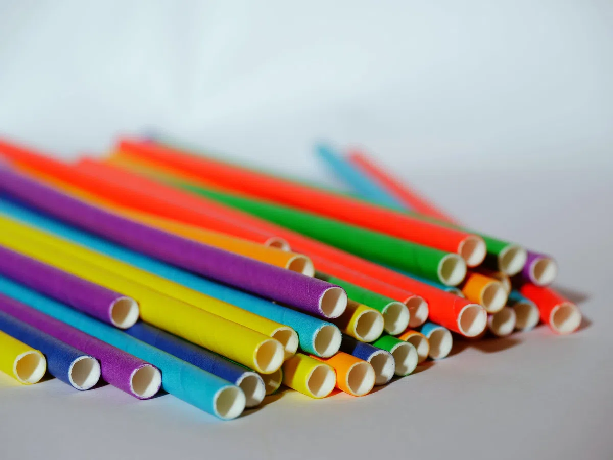 Inoverse 1000 Stück Strohhalme Papier, Pappstrohhalme mit Ø 7 mm x 23 cm, Einweg Trinkhalme,%100 Biodegradable Papierstrohhalm, Strohälme aus Kraftpapier Für Cocktails, Partys, Catering, Bunt