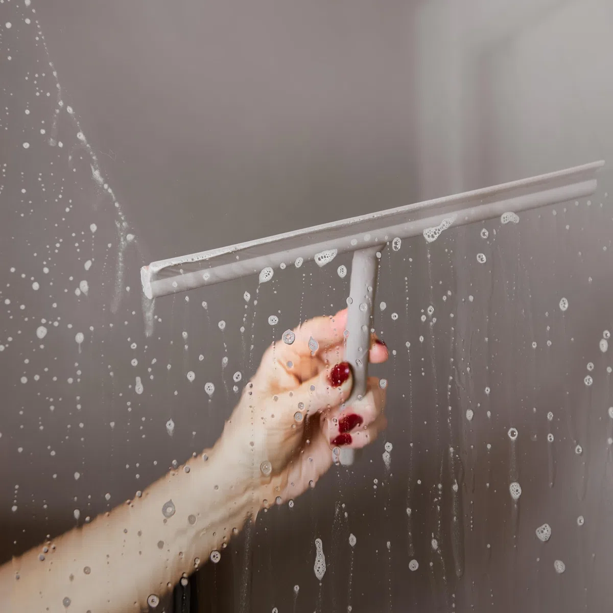 Silikon Duschabzieher mit Halterung ohne Bohren (Taupe, 28 cm Lippe) - Extra breiter Abzieher & Wischer für Dusche - Duschkabinenabzieher für Duschwand - Flitsche Wasserabzieher