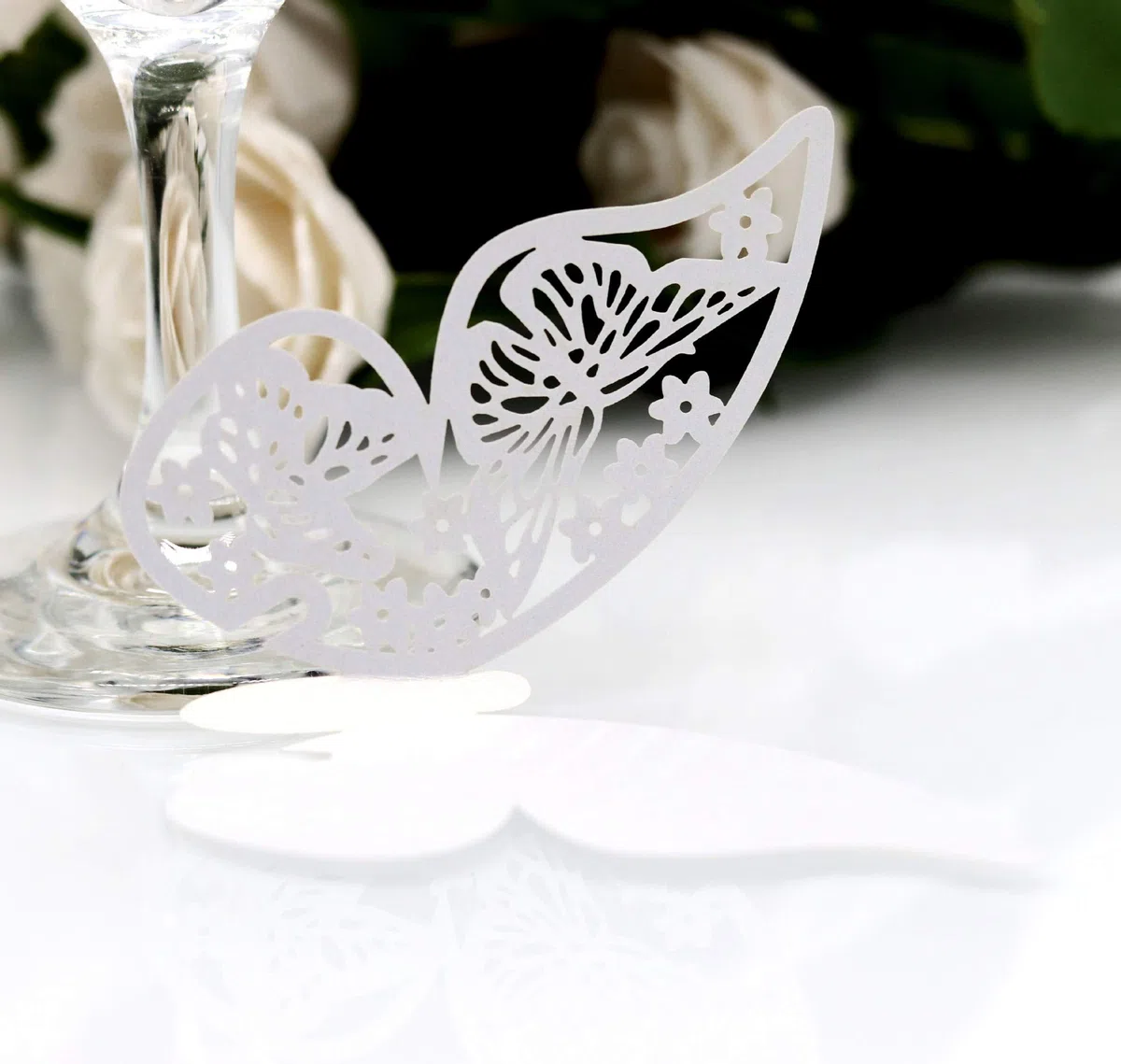 Wambere 100 Stück Schmetterling Trichterwinde Tischkarten Namenskarten Glasanhänger Wandsticker für Tischdeko Hochzeit Party Haus Deco,Schmetterling Tischkarten Laser Platzkarten Namenskarten,Weiss