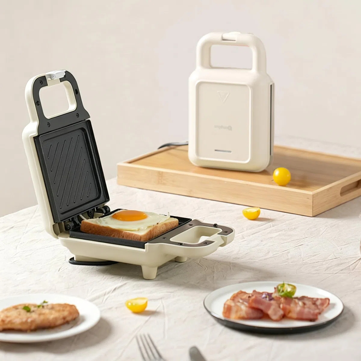 SIMPLUS Sandwichmaker Klein für Knusprige Dreiecks, Sandwichtoaster, 650W, Antihaftbeschichtete Platten, Schnell Aufheizend, Überlaufschutz, Wärmeisolierter Griff, BPA-frei, Cremeweiß
