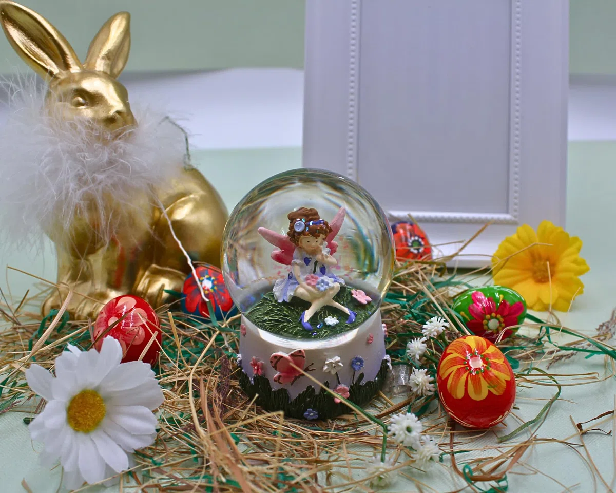 Dekohelden24 Schneekugel, Schüttelkugel, Fabelwesen - Schneekugel, Schneekugel mit Blumenmädchen, Elfenkugel mit Blumen, Feenkugel zum Schütteln mit bunten Glitter und Blumen, L/B/H 6 x 6 x 9 cm.