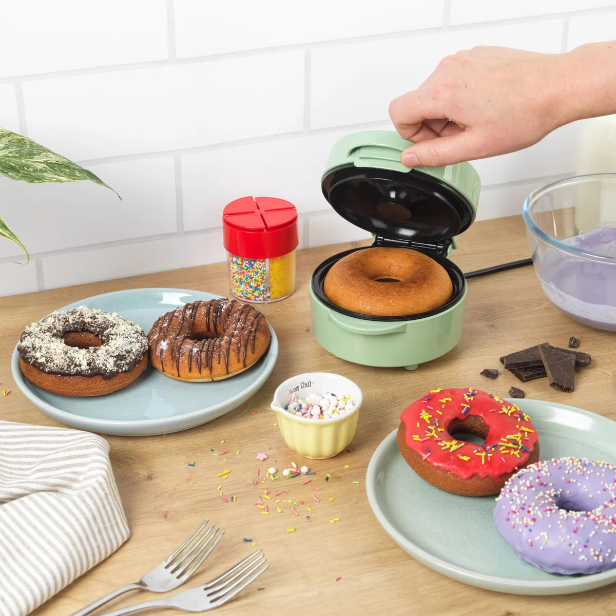 Giles & Posner Doughnut Maker – Einzelne große Donut-Maschine, PFAS-freie Antihaftbeschichtung, leicht zu reinigen, 12,5 cm Plattengröße, Anzeigeleuchten, süße Leckereien, Cool-Touch-Griff, 550 W