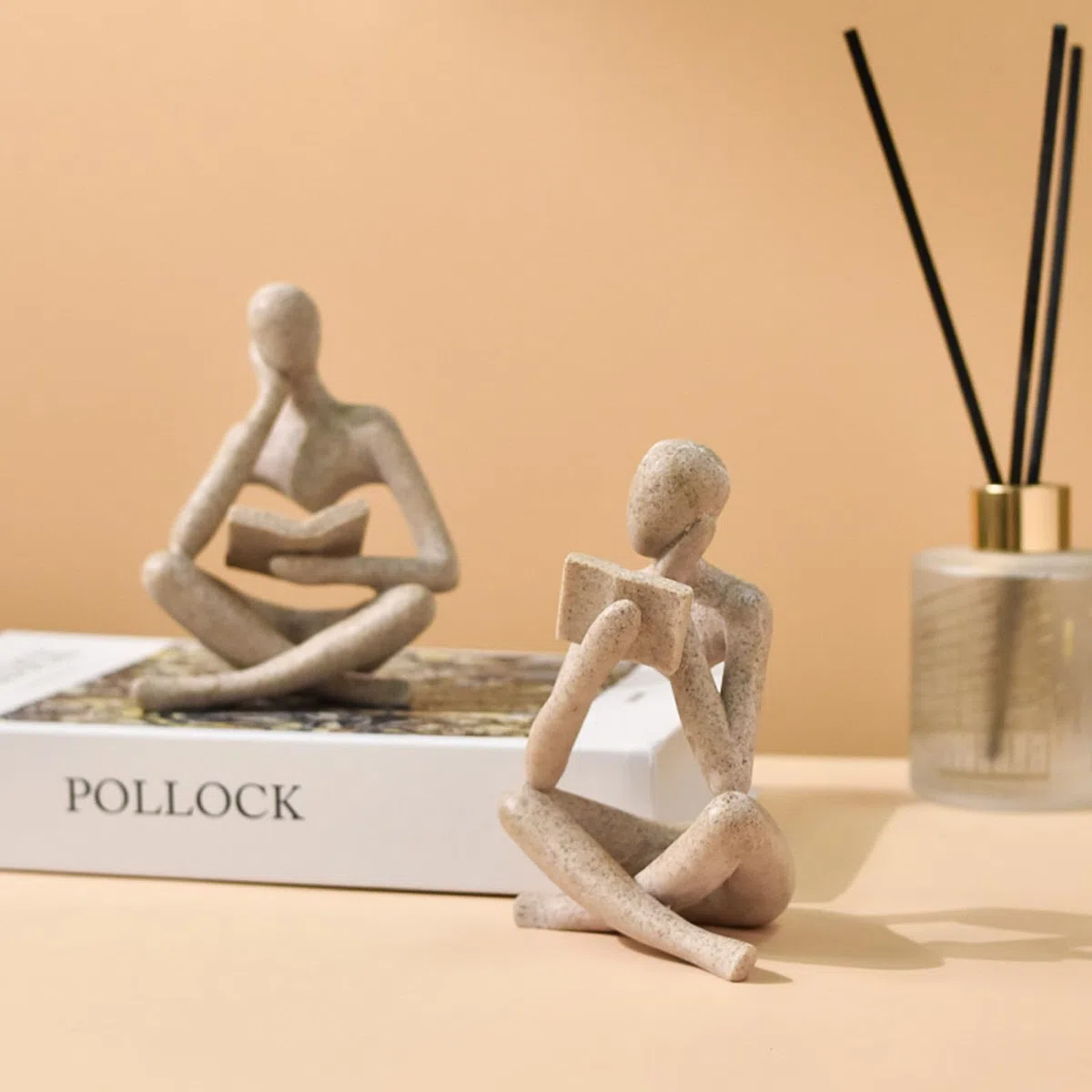 2 Stücke Wohnkultur Sandstein Lesen Denker Statue Moderne Figuren Abstrakte Ästhetische Skulptur Denker Harz Statue Set für Heimdekoration Wohnzimmer Büro Bücherregal Regal Tisch