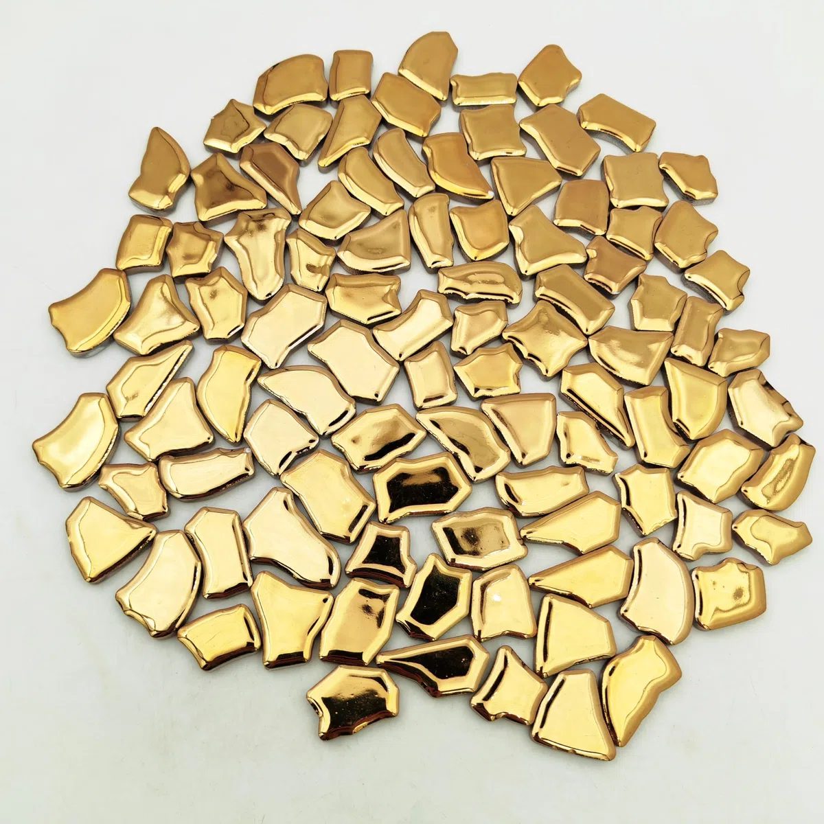 500 g unregelmäßige keramische Mosaikfliesen, 2-4 cm Mosaikteile Steine für die Herstellung von Mosaiken zum Selbermachen Handwerk Hobby Kunst Home Wanddekoration (Gold)