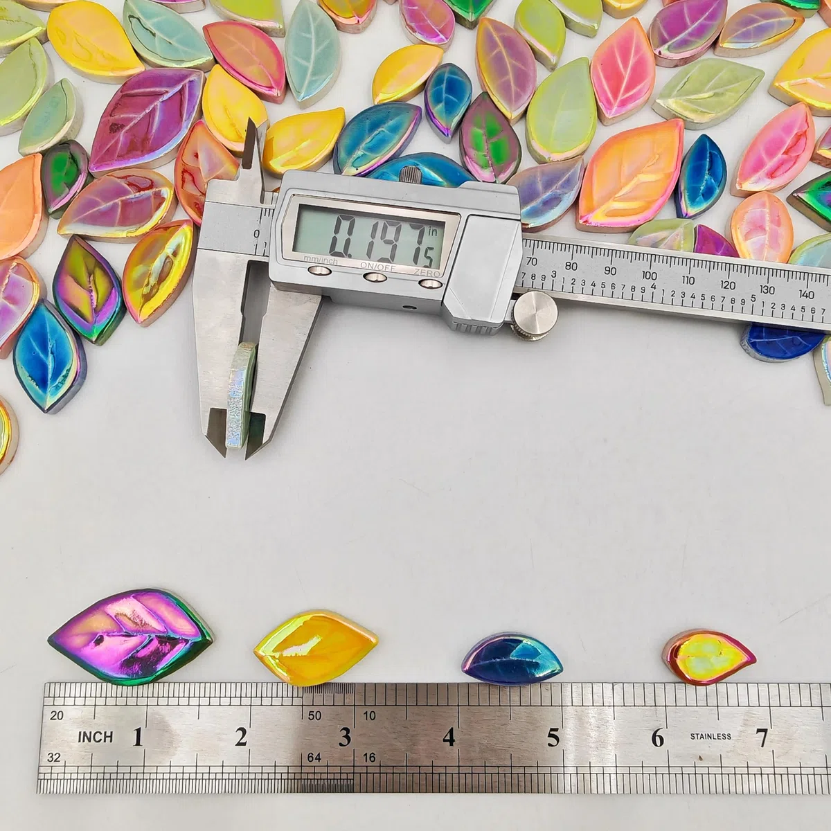 500g/0,5kg Blattförmige Keramik-Mosaikfliesen, Keramik-Mosaikstücke zum Basteln, Mosaikfliesen für Heimdekoration oder DIY-Bastelarbeiten, Mosaikherstellungsbedarf. (Schillernde gemischte Farben)