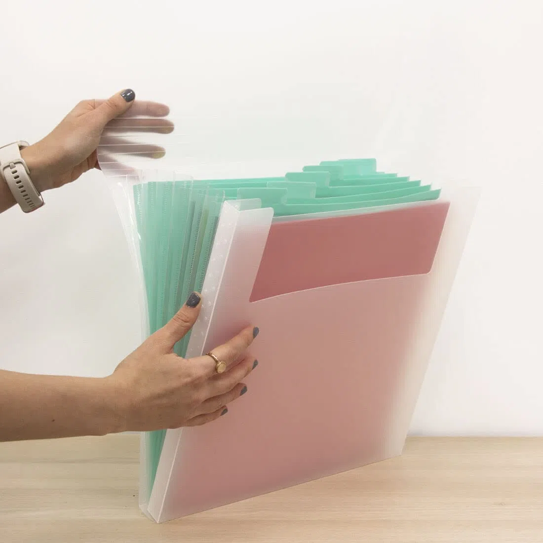 Craftelier - Akkordeonmappe für Papier, Kartonbögen und Scrapbooking-Materialien | Größe 33,6 x 33,3 x 3,5 cm (13.23" x 13.11" x 1.38") - Farbe Transparent und Türkis
