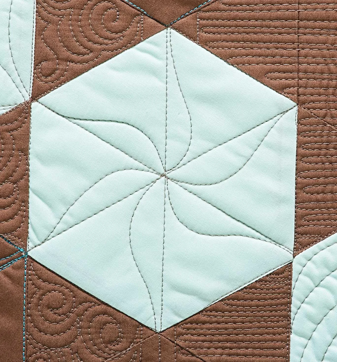 Shape by Shape Free-Motion Quilting With Angela Walters: 70+ Designs for Blocks, Backgrounds & Borders