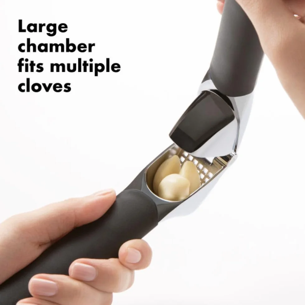 OXO Good Grips Knoblauchpresse mit integriertem Reiniger - Große Kammer - Solide Zink-Konstruktion - spülmaschinenfest - weiche rutschfeste Griffe für mehr Komfort