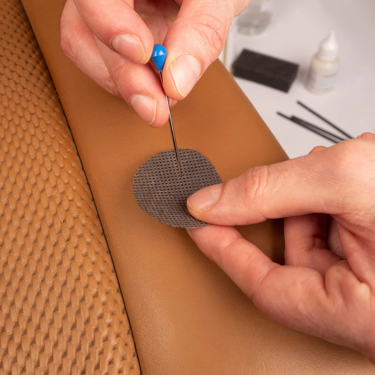 COLOURLOCK Riss-Reparatur-Set mit 20g lösungsmittelfreiem Lederkleber, Spannstoff und 3 Minipinseln für die Reparatur von Löchern und Rissen in Leder und Kunstleder