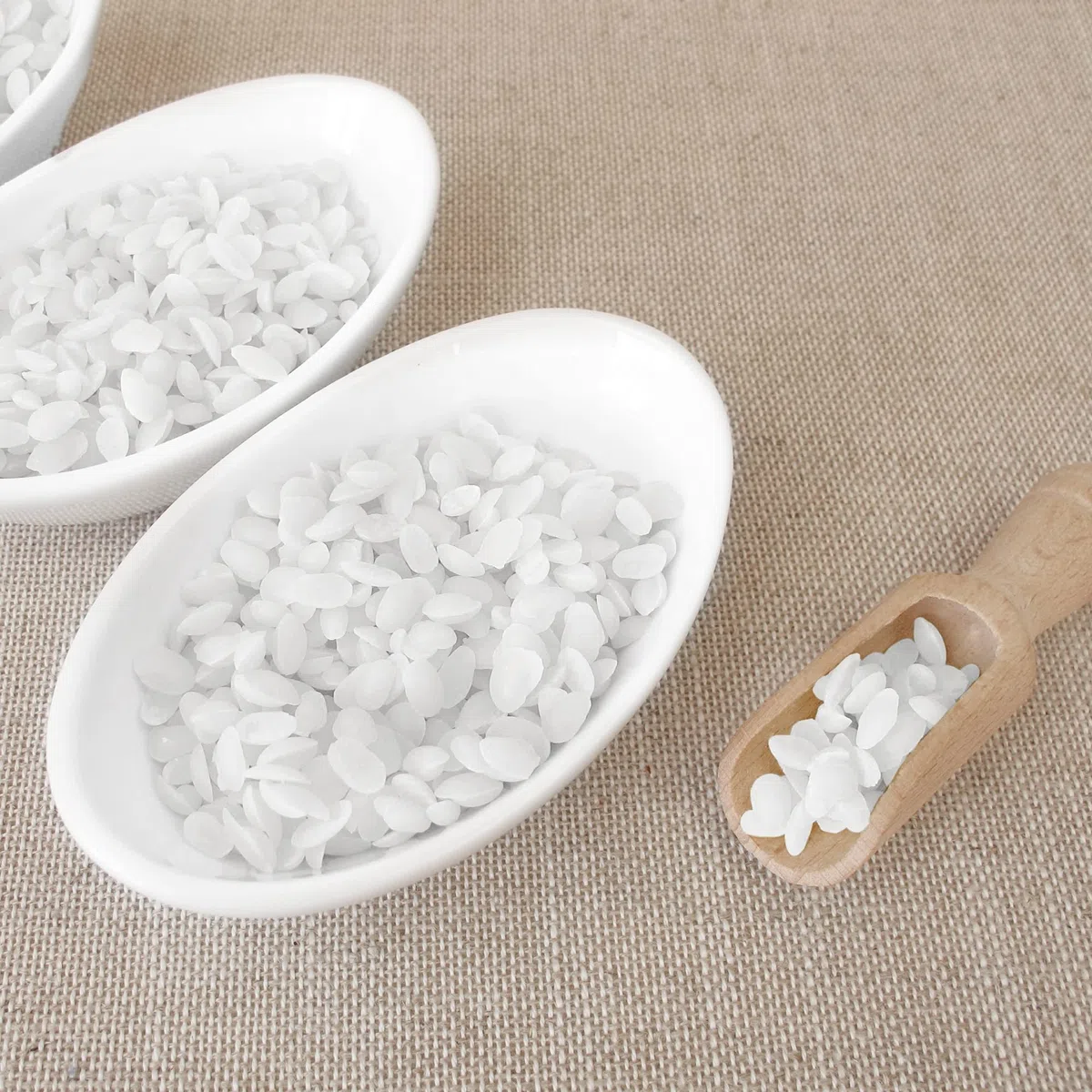 Oputec 2KG Paraffinwachs Pastillen für Kerzen: Weißes Kerzenwachs - Kerzen selber Machen - Kerzenwachs zum Gießen - Eigene Kerzen herstellen und nachfüllen - Made in Germany