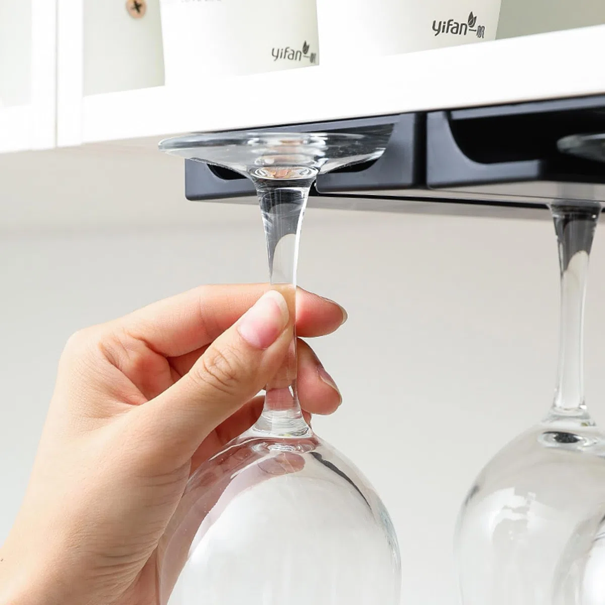 2 Stück Hängender Weinglashalter, Schrank Weinglashalter, Stemware Rack Weinglashalter, Stemware Racks, Kein Stanzen Weinglashalter, für Familie Restaurant Hotel Bar (Schwarz)