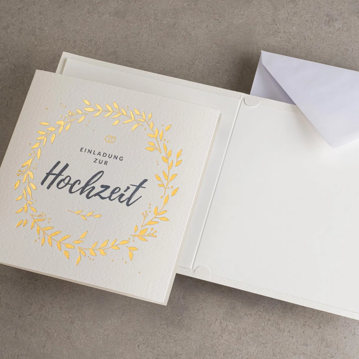 SATZ 20 St. 135x135mm HOCHZEITSEINLADUNGEN MIT GEDRUCKTEN EINLAGEN UND UMSCHLÄGEN FÜR HOCHZEIT – VERGOLDETES MUSTER AUF AQUARELLPAPIER, ZAP_DE_06