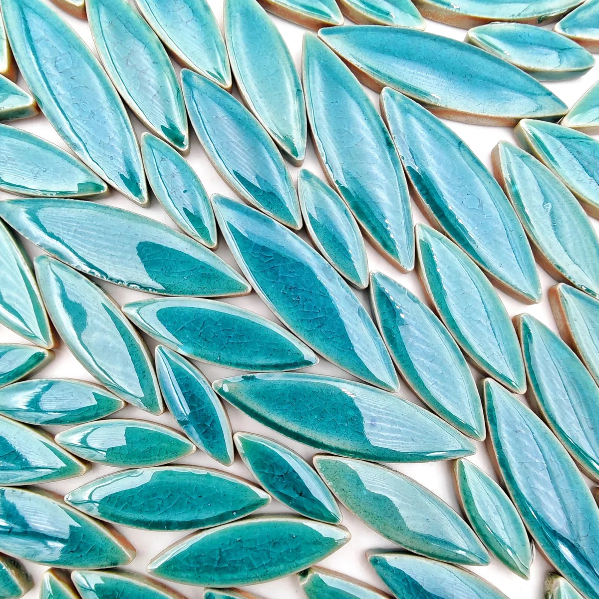 500 g/1,1 lb YOZIEMQ Weidenblatt-Petal-Form Keramikmosaik, unregelmäßige Mosaikstücke für Heimdekoration oder DIY-Bastelarbeiten, Mosaikherstellungszubehör. (Pfauenblau)