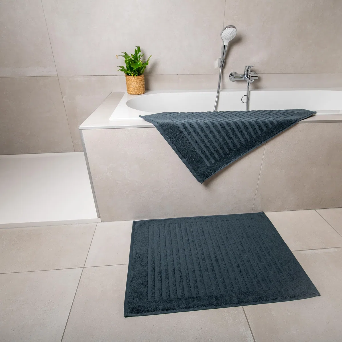 Duschvorleger Badvorleger 2er Set | 100% Baumwolle Frottee 700 g/m² | Badematte Schnelltrocknend Maschinenwaschbar Wasserabsorbierend Dunkelgrau (Anthrazit Grau, 50 x 70 cm 2er Pack)