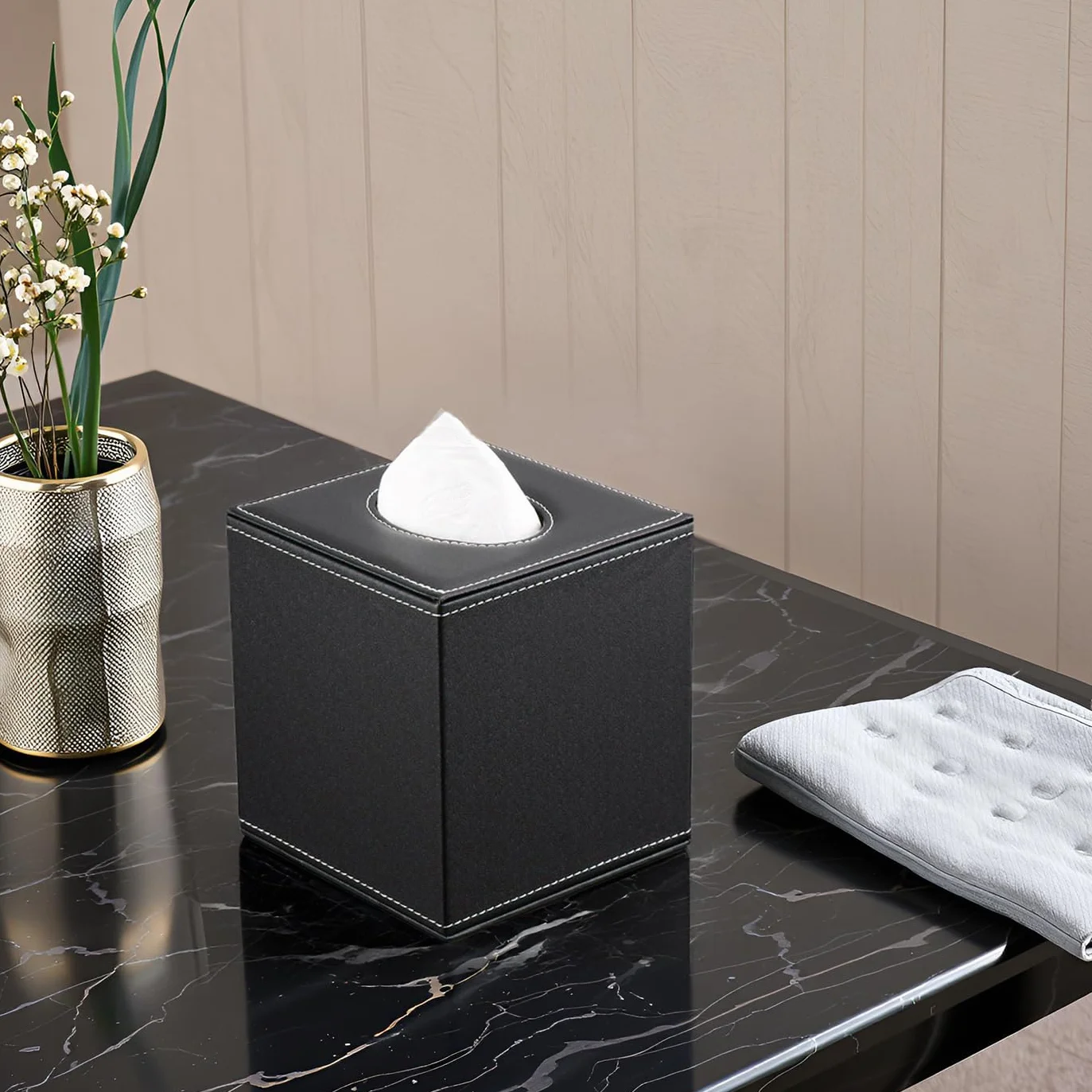 KINGFOM Quadratisch Taschentuchbox, PU Leder Kosmetiktücher Box Tücherbox | Tissue Box für Auto Büro Badezimmer Schlafzimmer (Schwarz)
