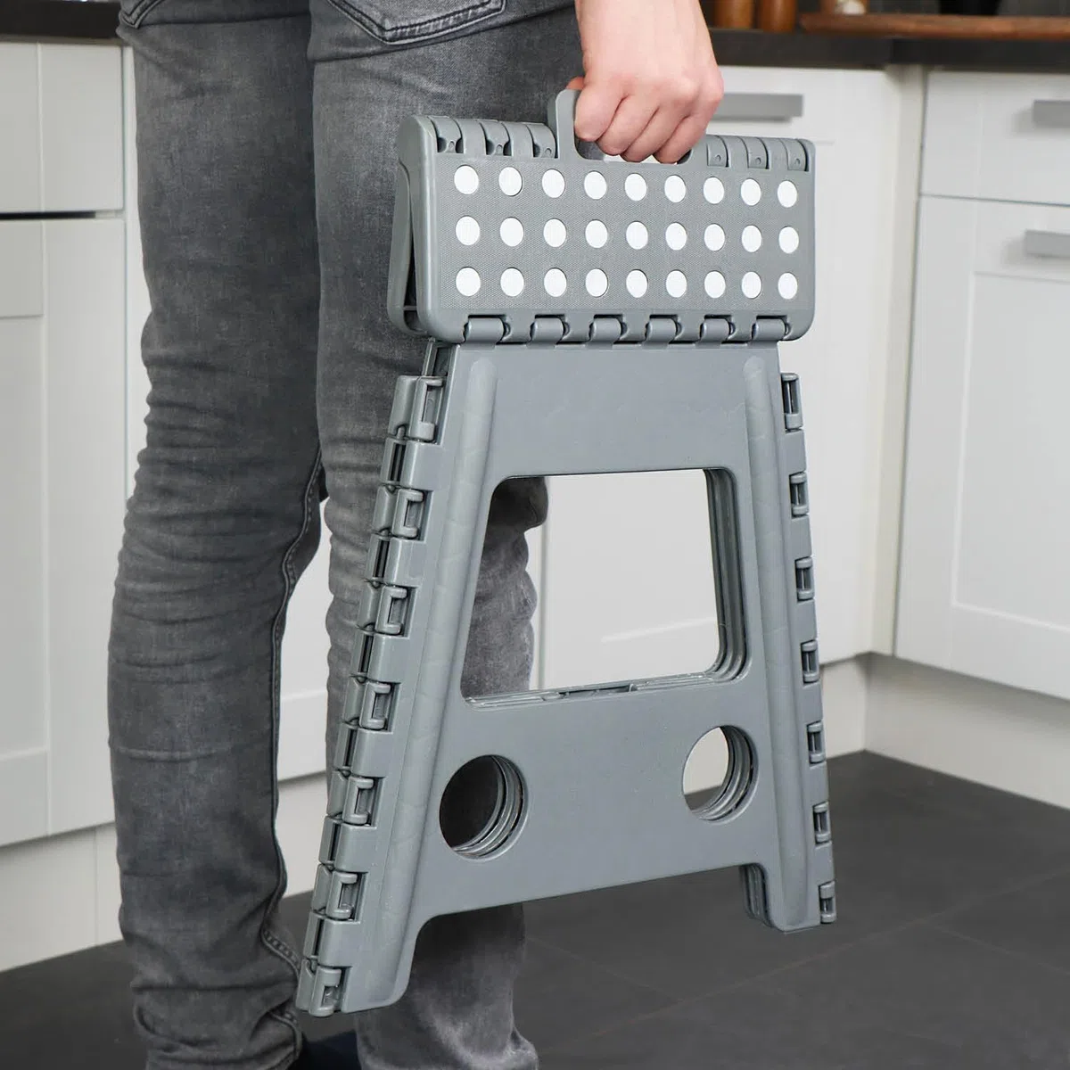com-four® Klapptritt mit Gumminoppen XXL - Faltbarer Tritthocker - tragbare Aufstiegshilfe für Haushalt, Küche, und Bad - Rutschfester Klapphocker - Tragkraft bis 150 kg (weiß/grau XXL - 1 Stück)