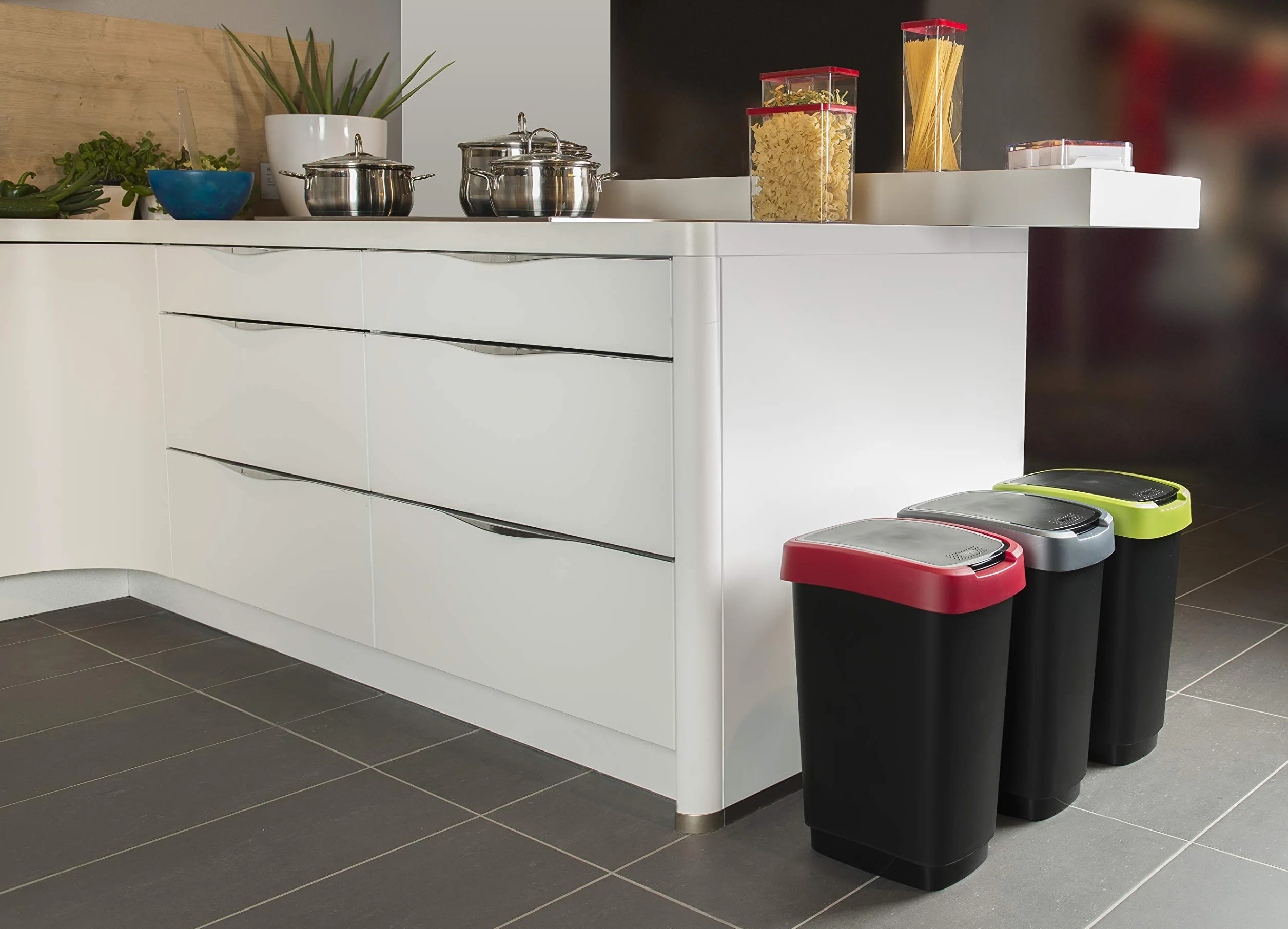 Rotho Twist Mülleimer mit Deckel 50l | Abfalleimer Küche und Recycling Center | mit Schwingdeckel und Klappdeckel | schmal & platzsparend | leicht zu reinigen | silber
