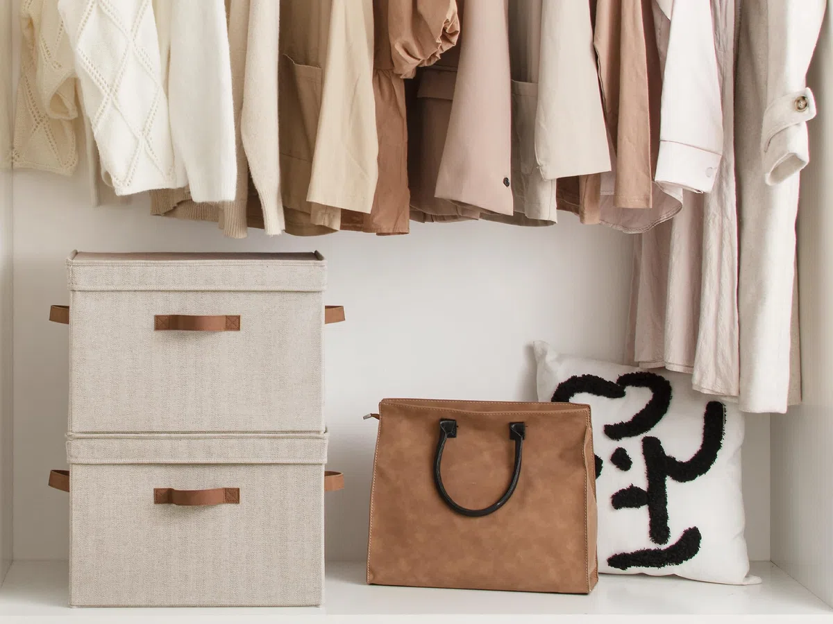 StorageWorks Aufbewahrungsboxen mit Deckel, Stoff Aufbewahrungskorb mit Deckel Groß, Organizer Box mit Griffen, Robuste Ordnungsboxen mit Deckel für Kleiderschrank, Braun und Beige, 2 Stück