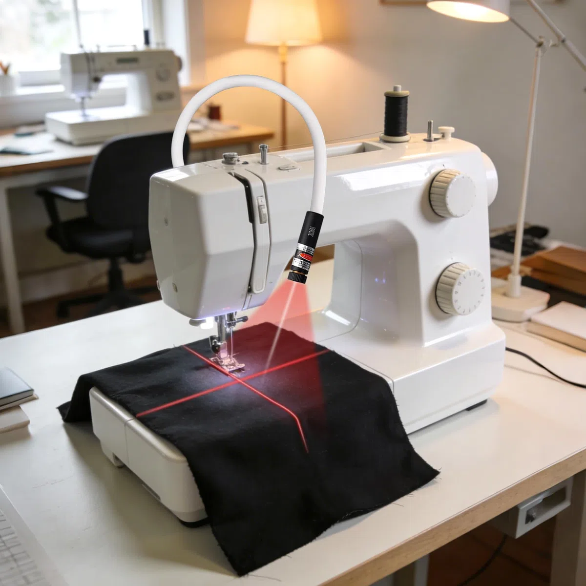 Magnetische Positionierleuchte für Quilts, Rotes Fadenkreuz als Führungslicht Geradstiche Verstellbare Freihändige Nähhilfe Präzisions-Quiltwerkzeug für Nähmaschinen