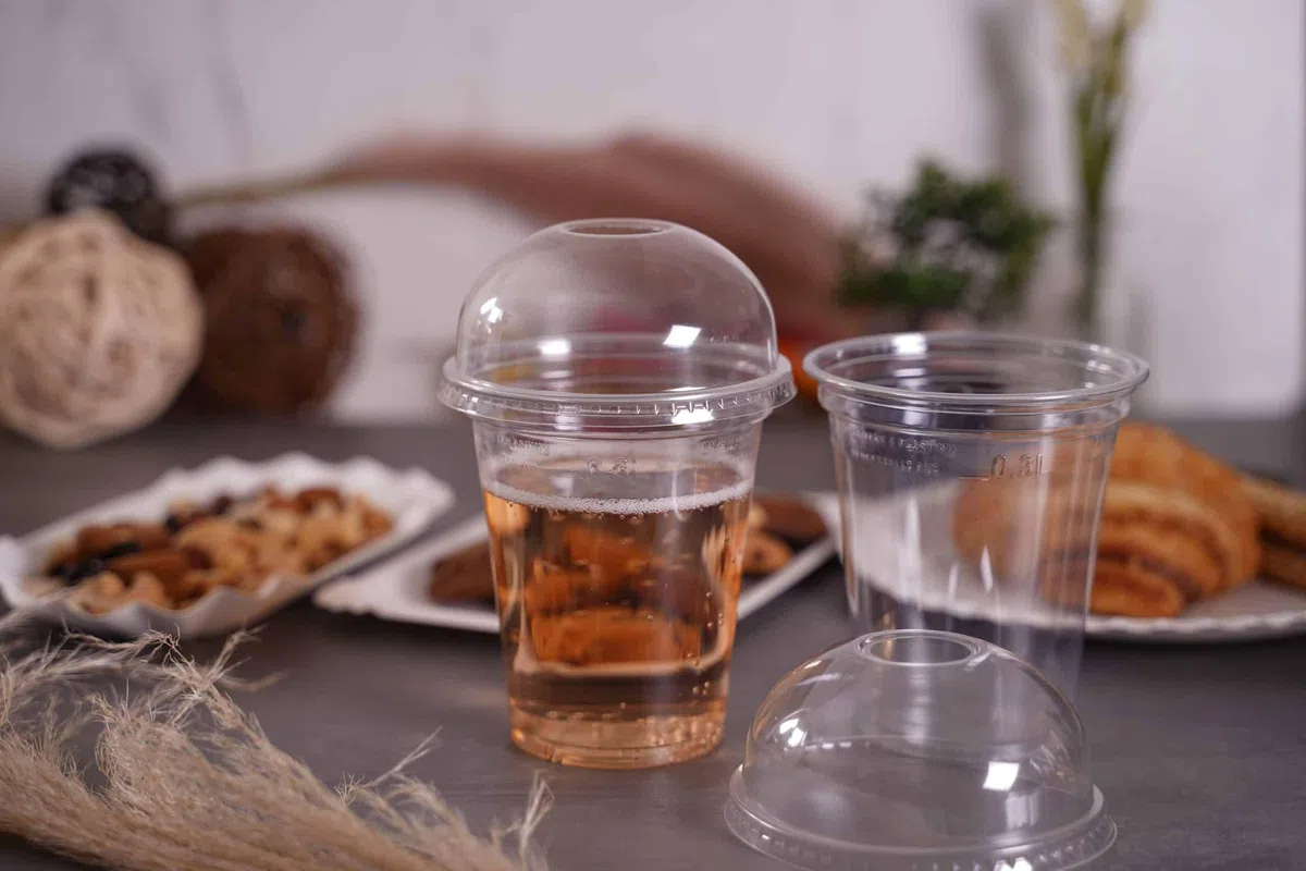 Inoverse 50 Stück Smoothie Becher to Go 300 ml, Dessertbecher, Plastikbecher für Eiskaffee, Cocktail, Bubble Tea mit Domdeckel mit Loch