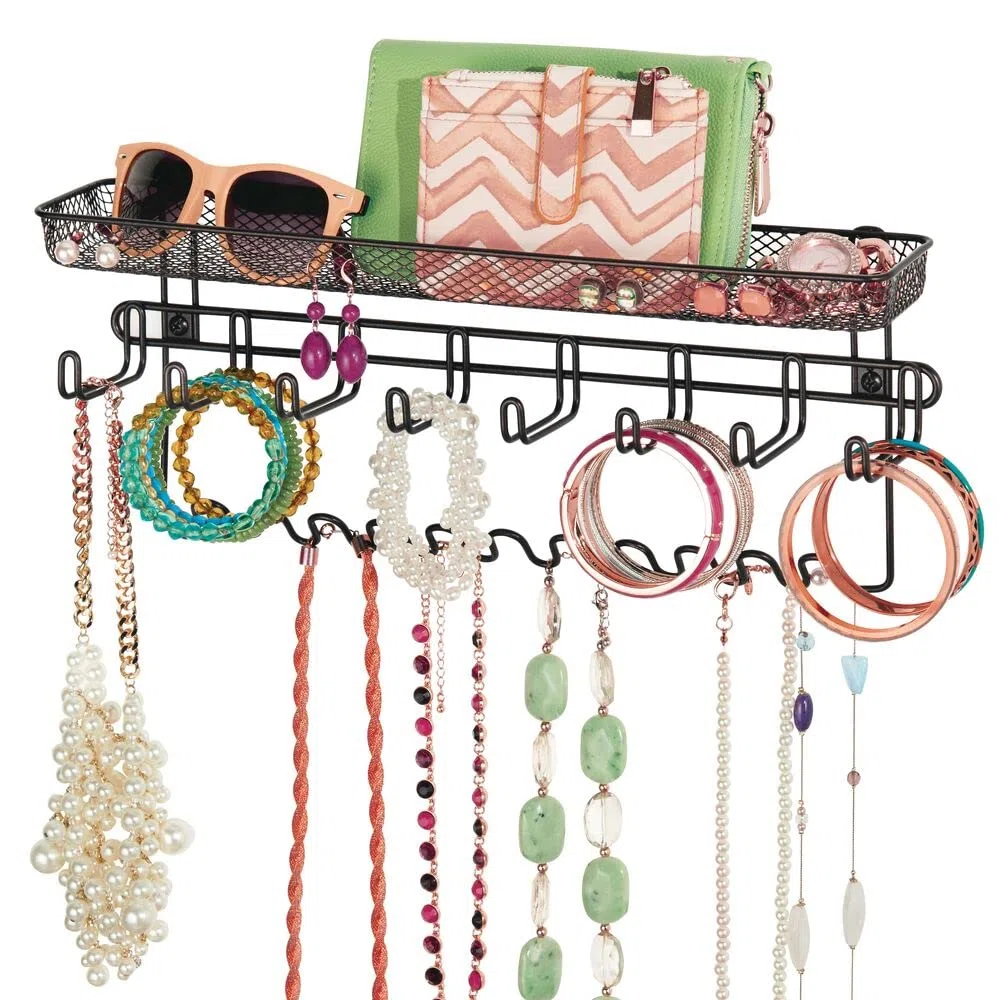 mDesign Schmuckhalter Wand – Hängeaufbewahrung für Halsketten, Ohrringe, Armbänder und andere Accessoires – praktischer Schmuck Organizer aus Metall – schwarz