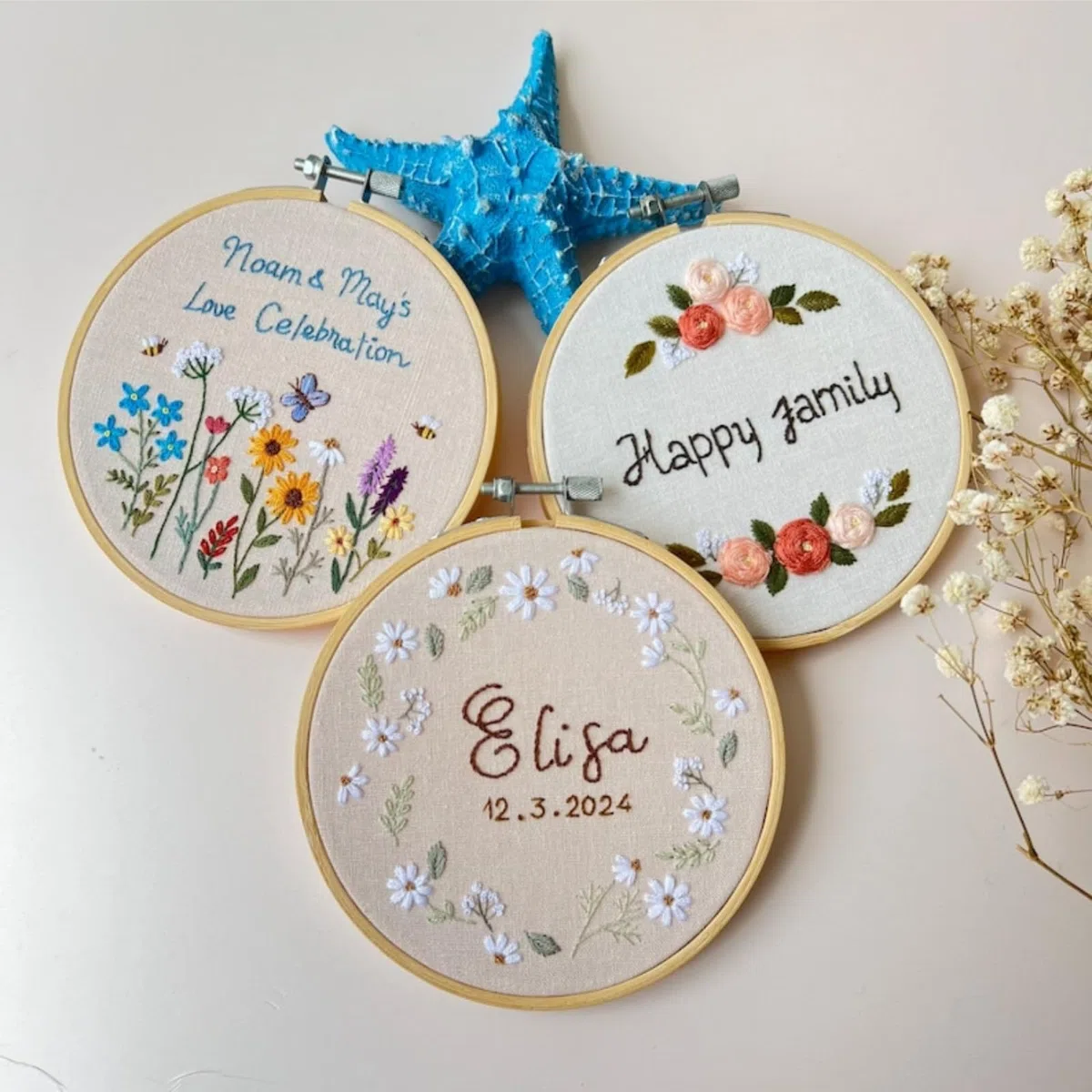 Individuell bestickter Holzrahmen, Namensbanner, Blumenname, Stickrahmen, Kunst, Jubiläumsdekoration, Ringhalter, Babyparty, Brautparty, Hochzeitsdekoration, hängende Ornamente (25 cm 9,8)