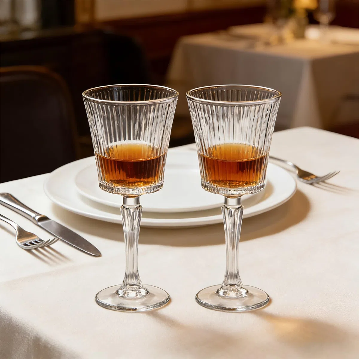 Ein Satz von 6 Cocktailgläsern im Retro-Stil mit 290 ml, elegantes Design, langlebiges Glasprodukt, Wellenform in Retro-Art-Dekor-Stil