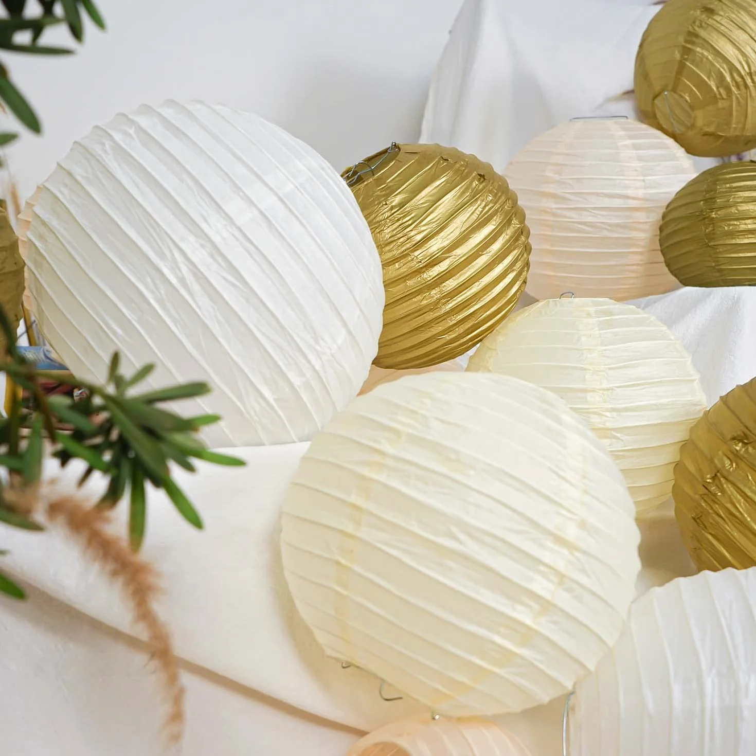Papierlaterne 12 Stücke Lampions Weiße Papier Laterne Hängende Runde Papierlaternen für Hochzeit Geburtstag Feiern Garten Deko,Geeignet für Innen- und Außenszenen