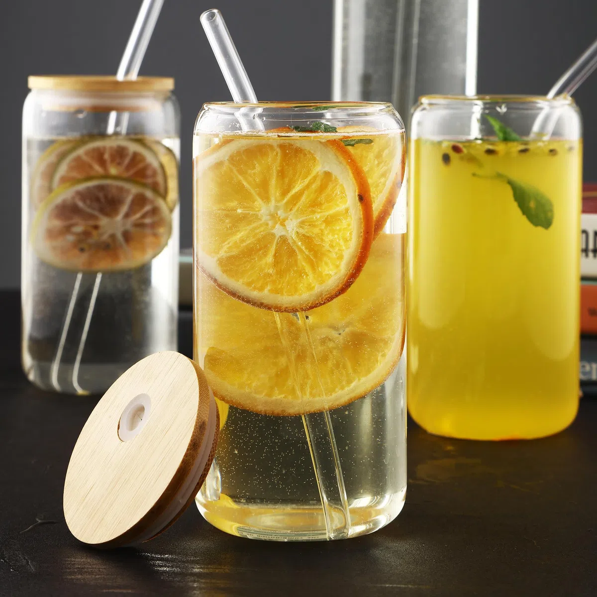 HAOYULUO 4er Set Glas mit Deckel und Strohhalm, 500 ml Trinkgläser mit deckel, Dosenförmige Glasbecher, Geeignet für Eiskaffeetassen, Limonaden, Smoothies, Bier, Cocktails (500ML, 4, stück)
