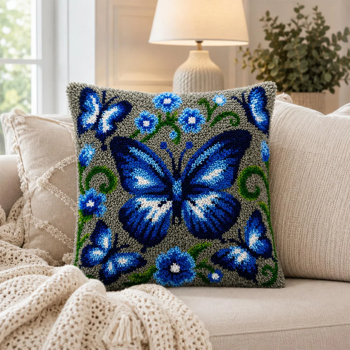 Komergave Knüpfkissen Set 45x45cm, Knüpfkissen mit Schmetterling Motiv, Knüpfteppich zum Selber Knüpfen für Erwachsene, DIY Gehäkelter Kissenbezug für Wohndekoration