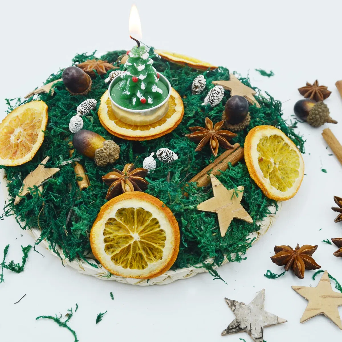 Apragaz 52 StüCk Weihnachtsdeko Adventskranz Deko Set, Natur Dekoration Mit Stern aus Birkenrinde Orangenscheibe, Zeder, Anis, Zimt, Eichel, DunkelgrüNes Moos Deko Weihnachten
