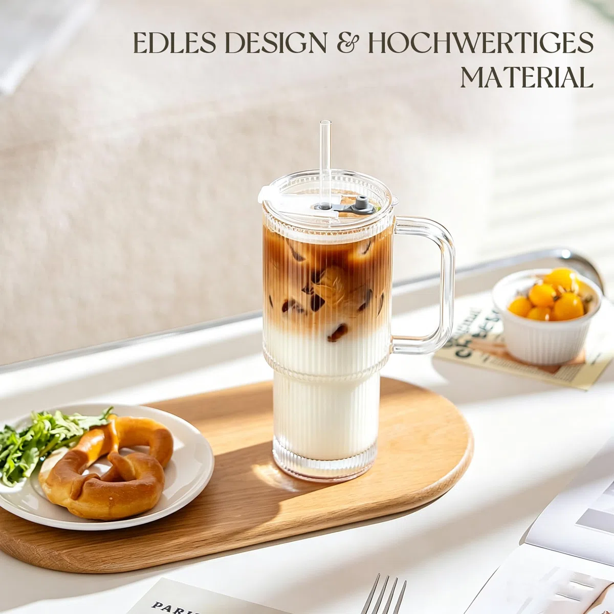 KEMORELA 2er Set 768ml Iced Coffee Glas – Gerippte Glasbecher mit Henkel, Deckel & Strohhalm | Großes Trinkglas für Latte Macchiato, Smoothies, Säfte & Bubble Tea