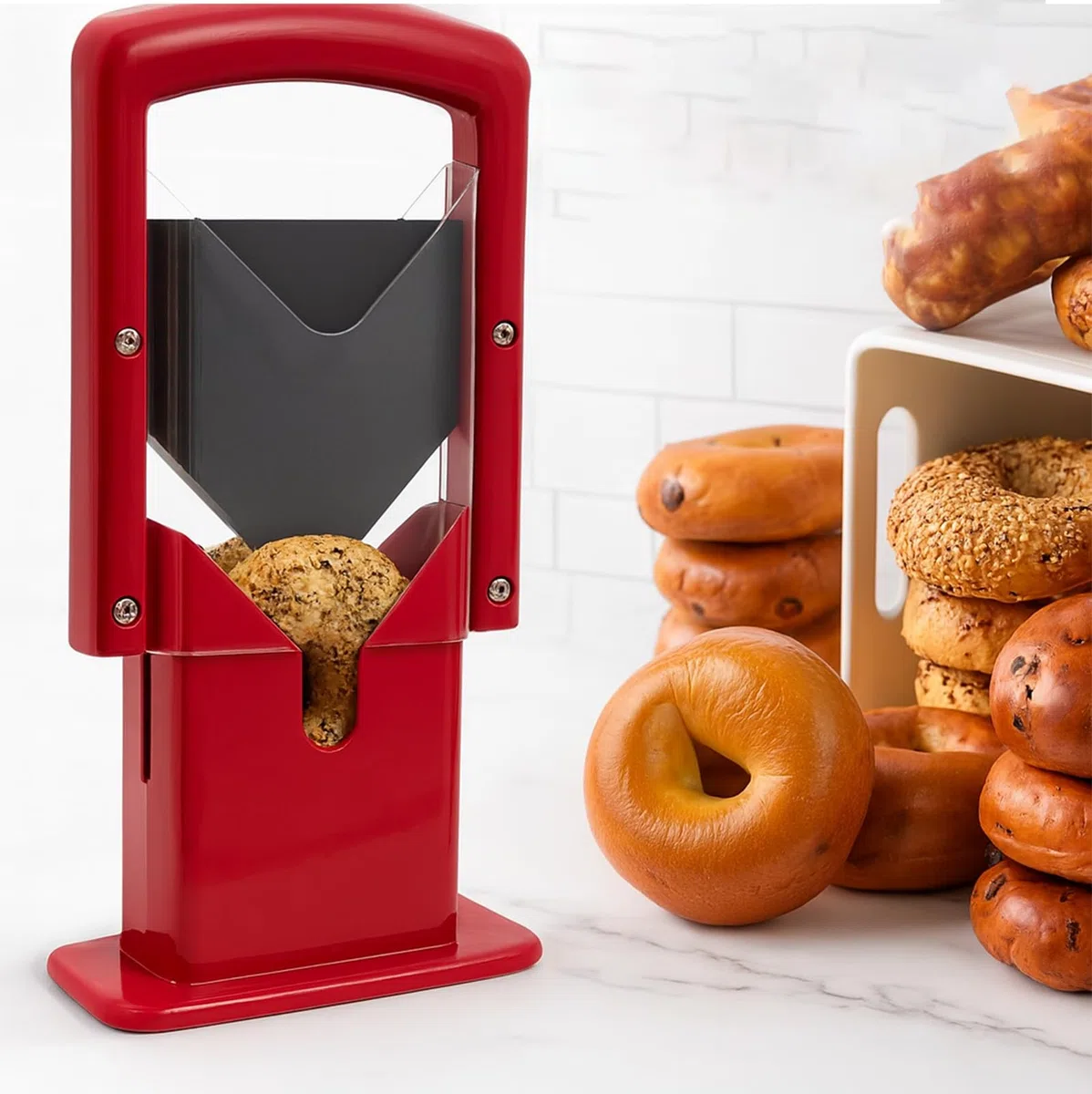 Bagelschneider 22 × 18 cm – Klinge aus Edelstahl mit Sicherheitskörper aus Kunststoff – Brot-, Muffin- und Toastschneider – antihaftbeschichtet, kompakt & leicht zu reinigen – Weiß/Rot/Schwarz