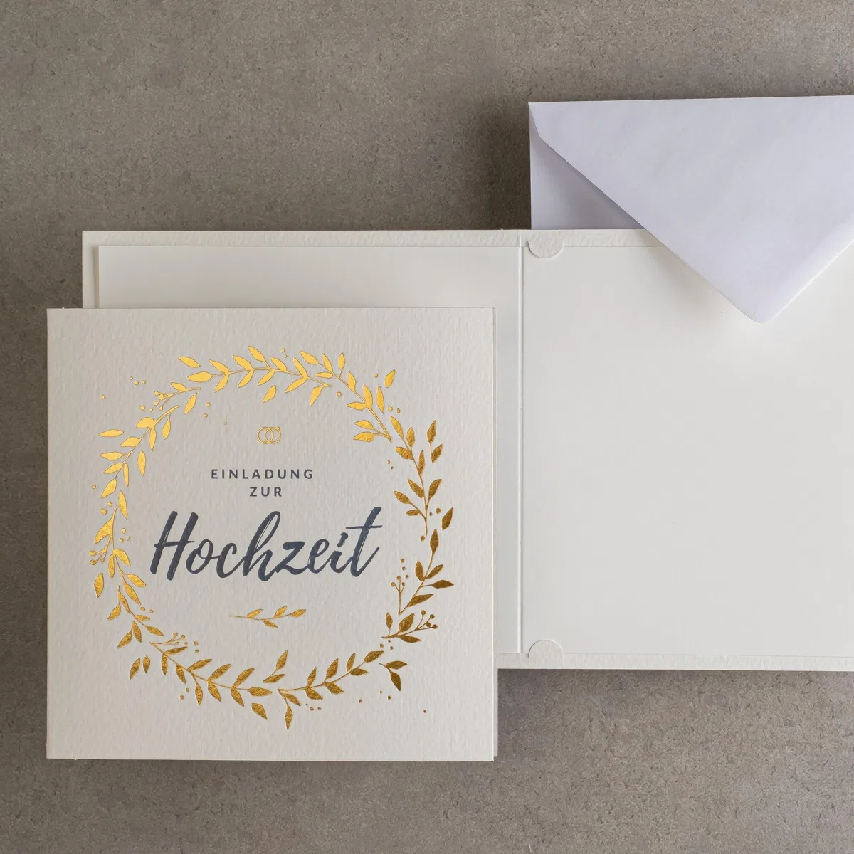 SATZ 20 St. 135x135mm HOCHZEITSEINLADUNGEN MIT GEDRUCKTEN EINLAGEN UND UMSCHLÄGEN FÜR HOCHZEIT – VERGOLDETES MUSTER AUF AQUARELLPAPIER, ZAP_DE_06