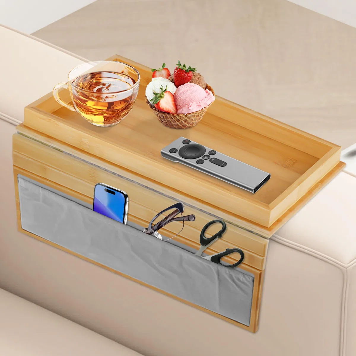 Faltbares Sofatablett Armlehne, Bamboo Couch Tablett Ablage mit Anti Rutsch Kissen, Mit Einer Aufbewahrungstasche Couch Armlehnentisch für Snacks Handy Tassen (45.5 x 34cm)