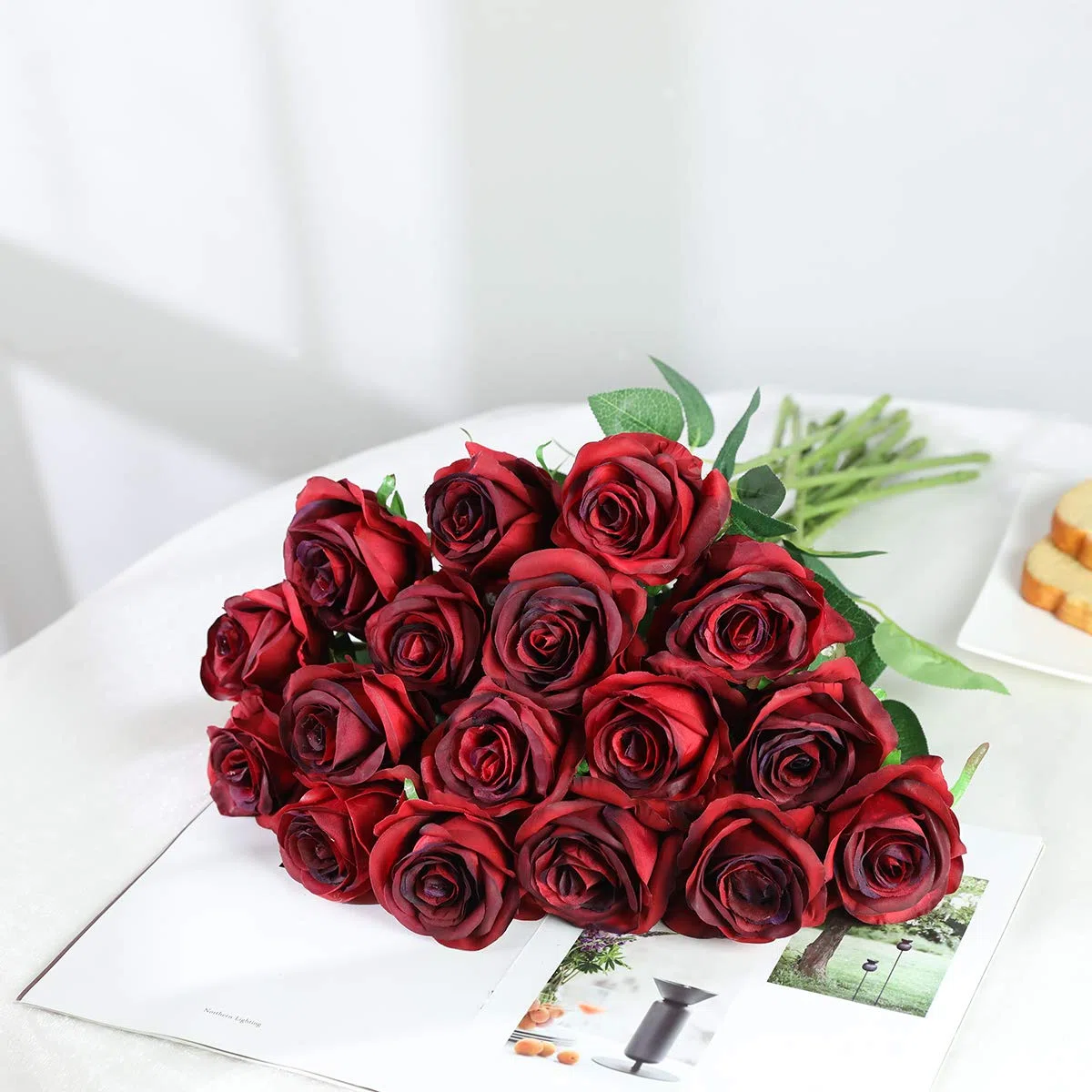 Tifuly 12 Stück künstliche Rosen, künstliche Seidenblumen mit einfachem Stiel, 40,6 cm, realistische Blume für Party, Garten, Familie, Hotel, Hochzeitsdekoration, Blumendekor (Burgund)