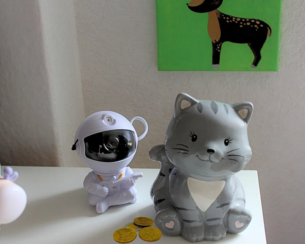 Spardose Katze, Katzenspardose, Kindersparbüchse Katze, Sparschwein Katze, Sparfigur, Kinderspardose, Spartier, Sparkatze, Dekokatze mit Sparfunktion aus Keramik in grau, L/B/H 10 x 12 x 16 cm.