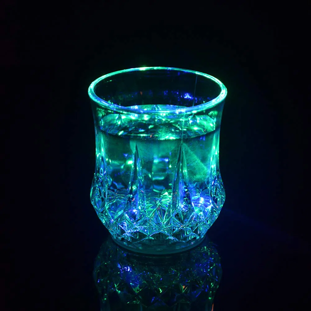 Glas Leuchtend Trinkbecher Farbwechsel Wasserglas Flüssigsensor Trinkglas mit Licht Cocktailglas Ananas Wasserbecher Beleuchtet Plastik Kristallglas Whisky Wein Barglas Party (Transparent 4 Stück)