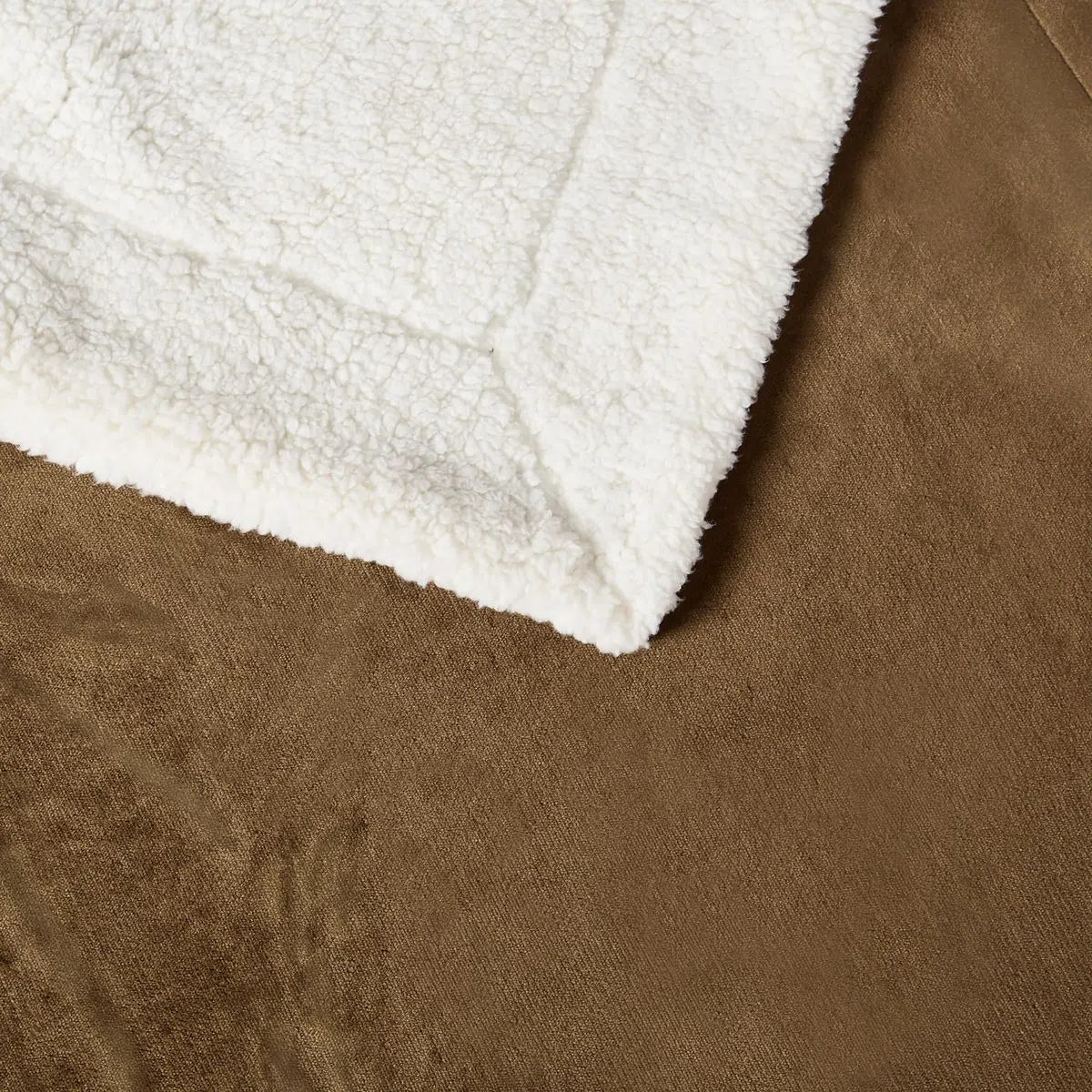 Amazon Basics Mikrofaser Wendedecke Kuscheldecke aus Sherpa, 127 x 152 cm, Braun